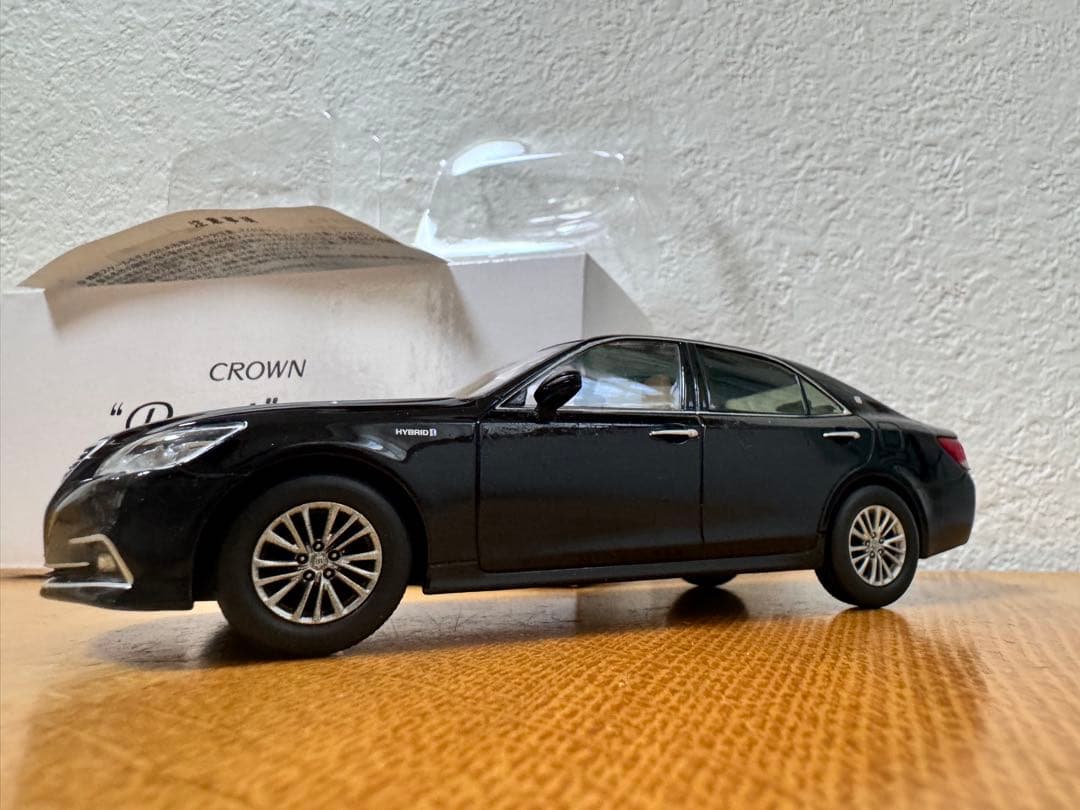 トヨタ クラウンロイヤルサルーン カラーサンプル ミニカー 1/30