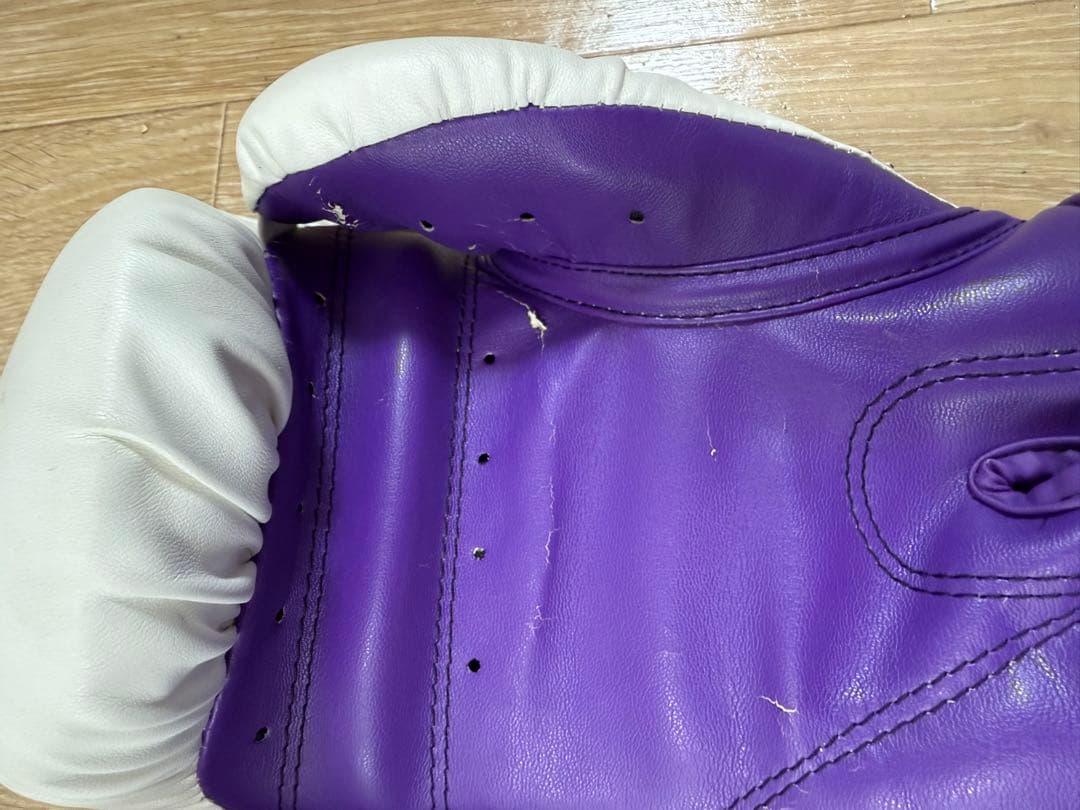 希少　Venum ボクシンググローブ 16 oz ホワイト　パープル　白　紫