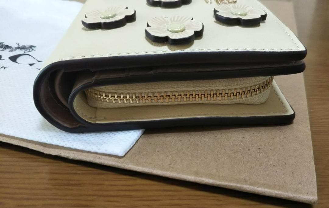 【未使用品】コーチ 財布 フローラルアップリケ 花 二つ折り 金運アップおまけ付