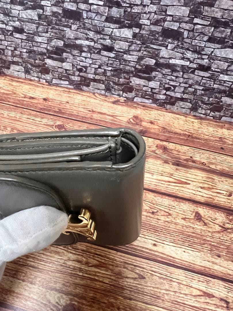 CELINEセリーヌ　トリオンフコンパクトウォレットPebble