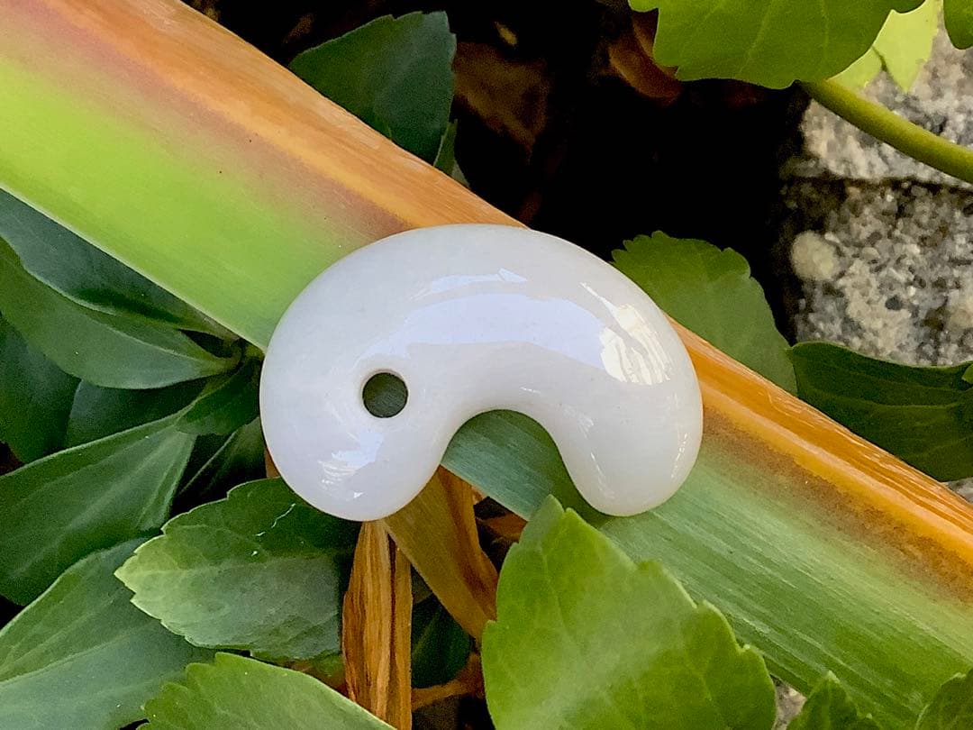 ✳極上物を守護石に糸魚川翡翠ジェダイト勾玉　白*無垢アイスジェイド氷　機械鑑別書