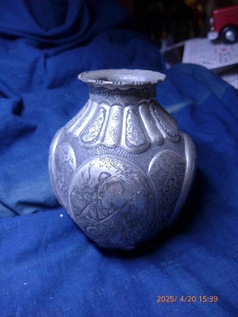 ヴィンテージ　銀製品。インドの細かな手彫りの高価な壺。物語が描かれています。