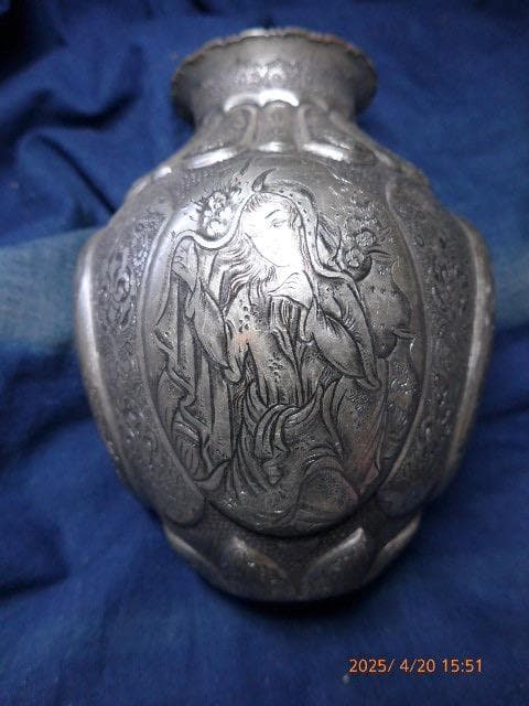 ヴィンテージ　銀製品。インドの細かな手彫りの高価な壺。物語が描かれています。