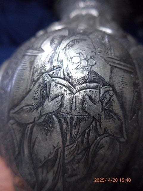 ヴィンテージ　銀製品。インドの細かな手彫りの高価な壺。物語が描かれています。