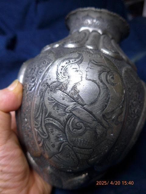 ヴィンテージ　銀製品。インドの細かな手彫りの高価な壺。物語が描かれています。
