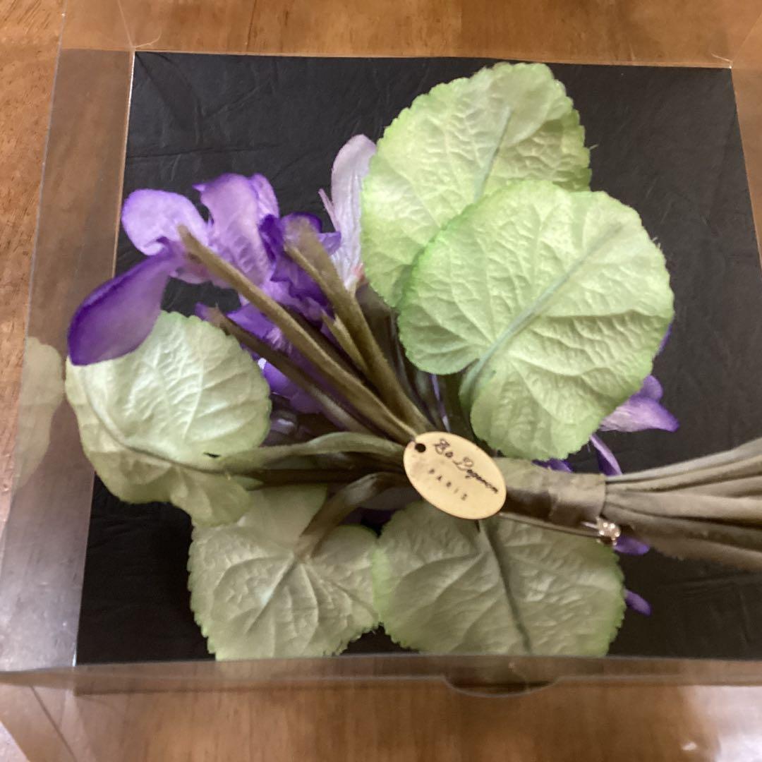 ハグオーワー♡フランスパリ♡レジュロン♡すみれヴァイオレットコサージュ♡バッジ