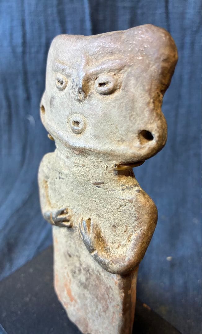 女性の土偶　発掘品　板状土偶　埴輪