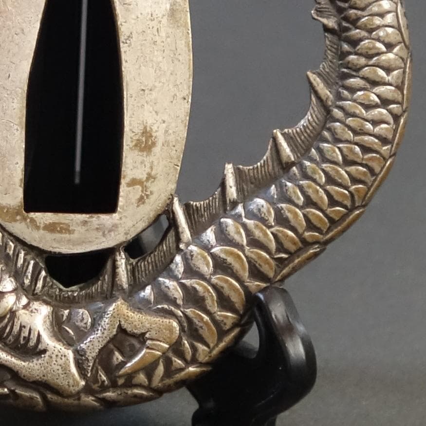 鍔 鐔 真鍮地 刀装具 武具 骨董【宝珠龍図透鍔】(鍔箱付き)