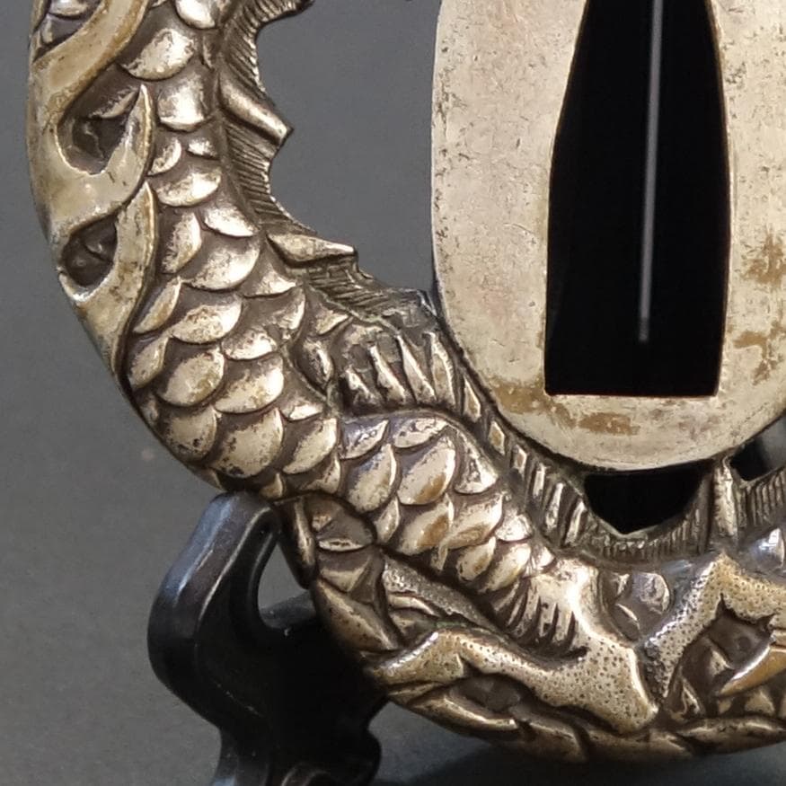 鍔 鐔 真鍮地 刀装具 武具 骨董【宝珠龍図透鍔】(鍔箱付き)