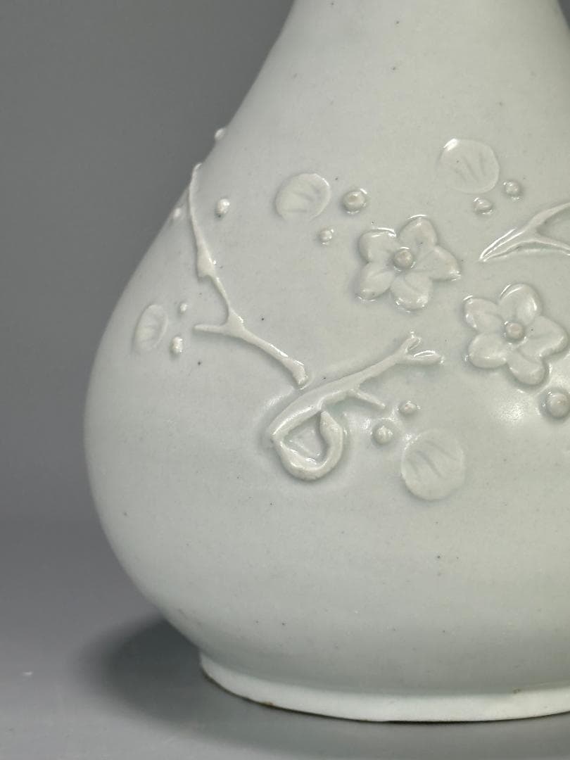 韓国美術　李朝時代　李朝　白磁　陽刻　竹　梅文　鶴首瓶　花器　花瓶　朝鮮古陶磁