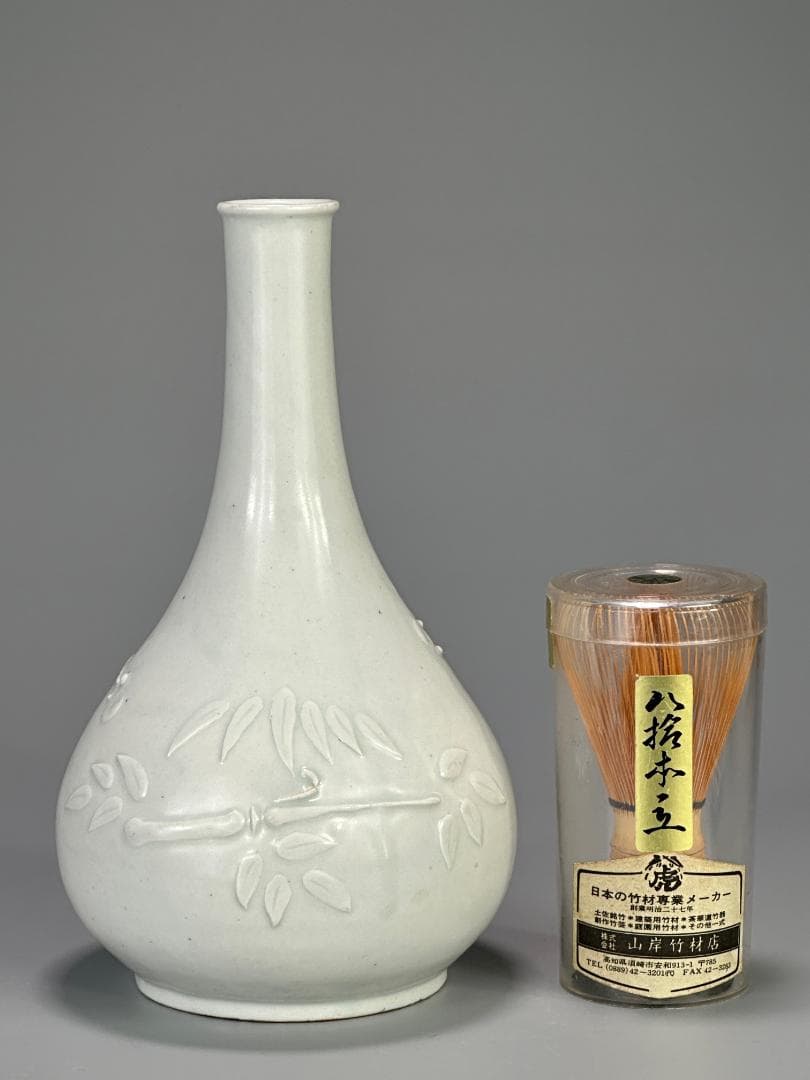 韓国美術　李朝時代　李朝　白磁　陽刻　竹　梅文　鶴首瓶　花器　花瓶　朝鮮古陶磁