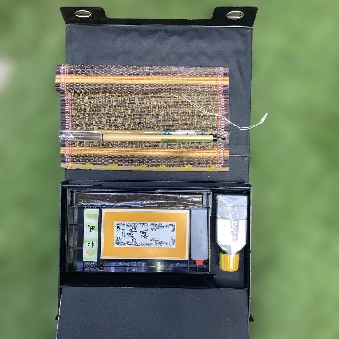 赤い格子模様の硯箱