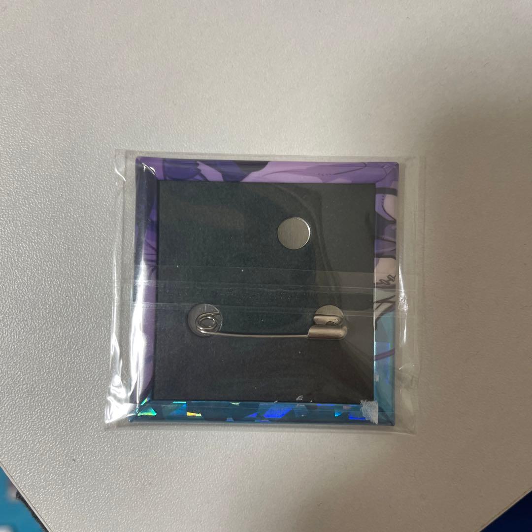 パズドラコラボ　ホログラムスクエア缶バッジ　真人