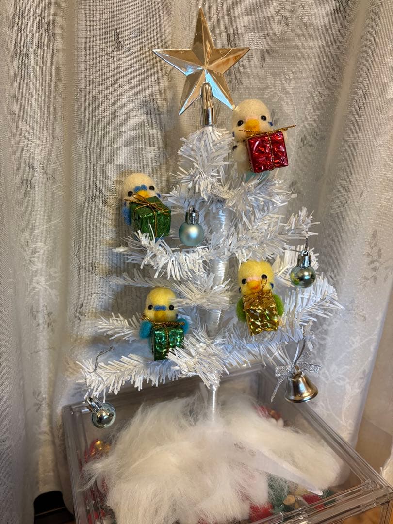 羊毛フェルト　ハンドメイド　クリスマスツリーにセキセイインコ