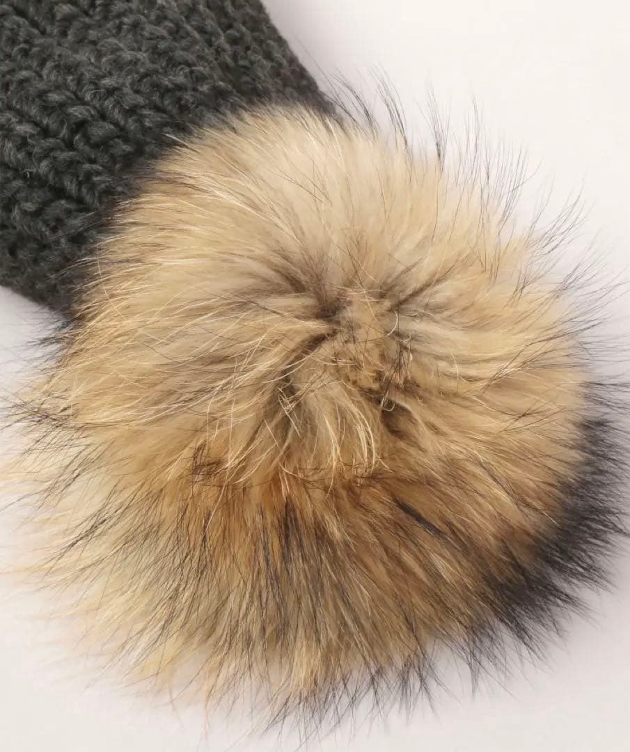 カシラ　ダークグレー ニット帽 ファーポンポン付き