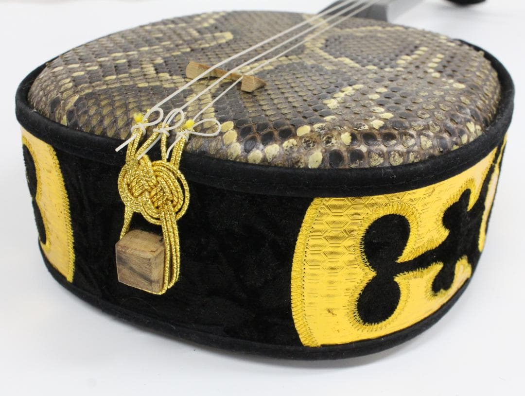 ▲沖縄三味線 和楽器 ハードケース付き 琉球 民謡