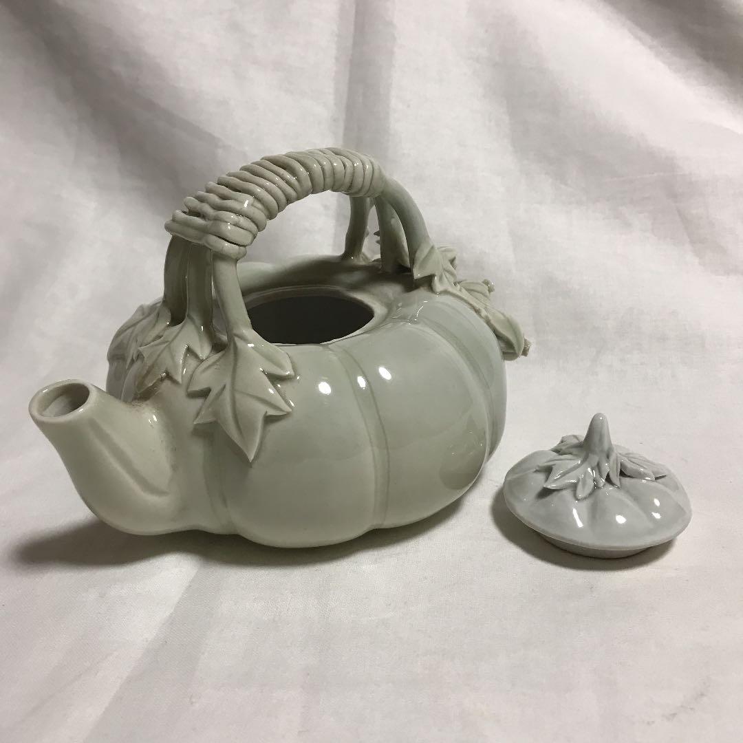 景徳鎮：白磁南瓜形水指（急須？）