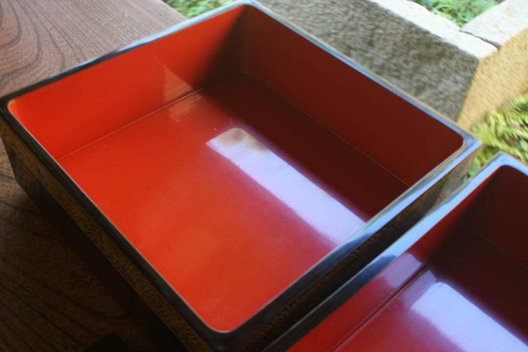 デッドストック！上質内朱黒漆に極上菊沈金の映える台付輪島塗二段重（検重箱お重