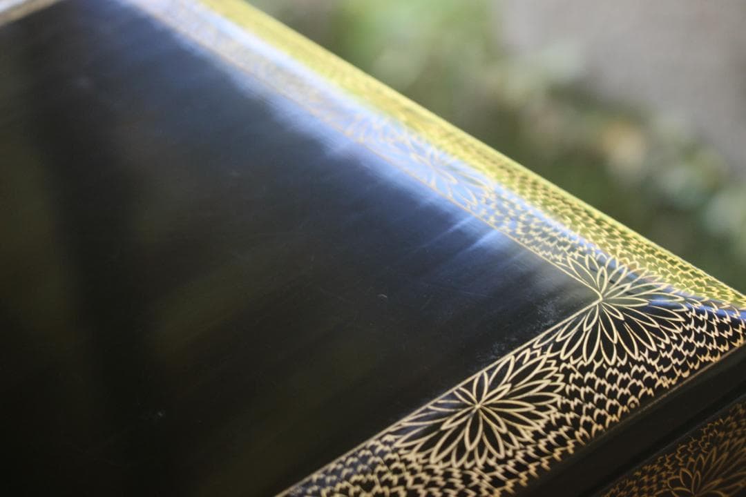 デッドストック！上質内朱黒漆に極上菊沈金の映える台付輪島塗二段重（検重箱お重