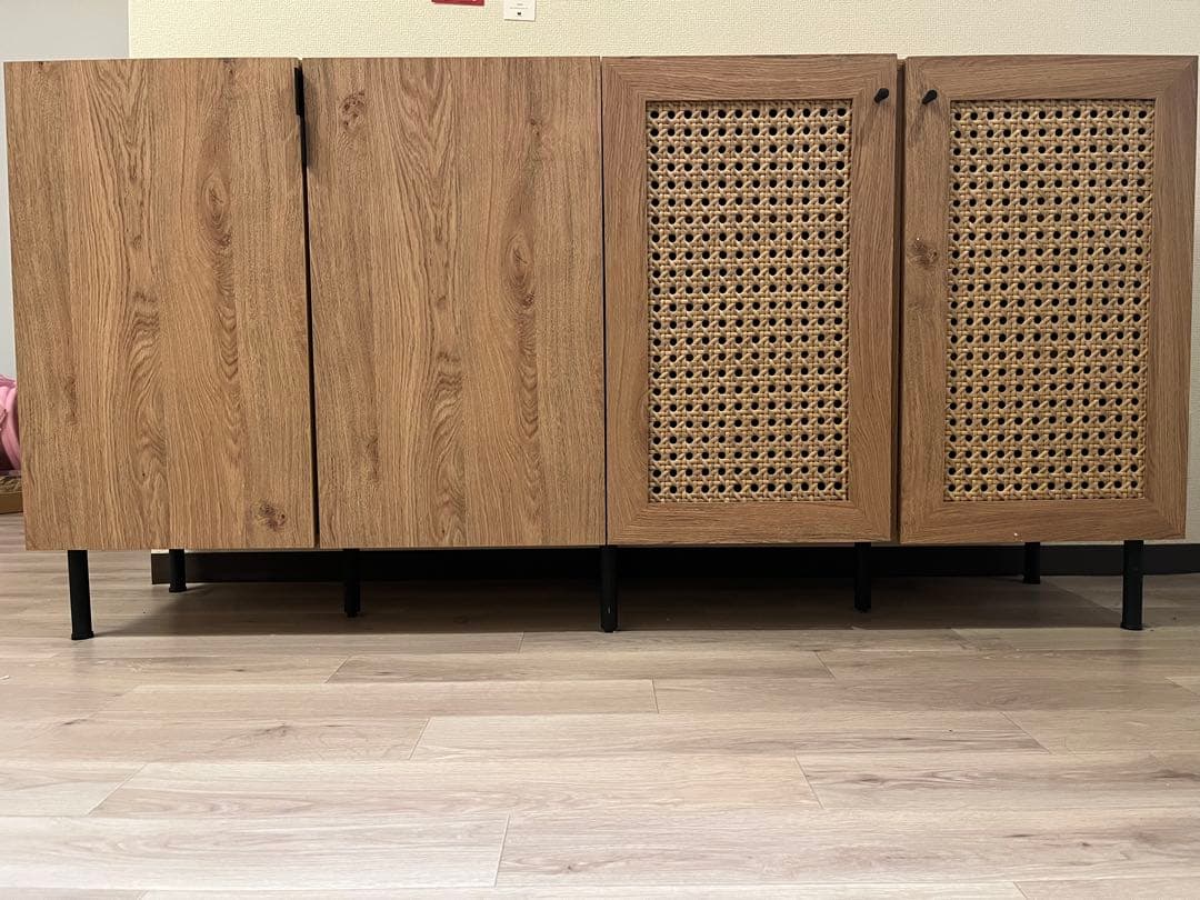 ラタン扉のモダンキャビネット