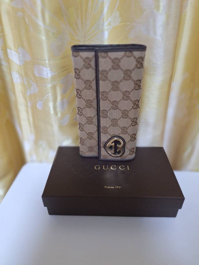 せ*ン様 GUCCI 二つ折り財布 GGパターン