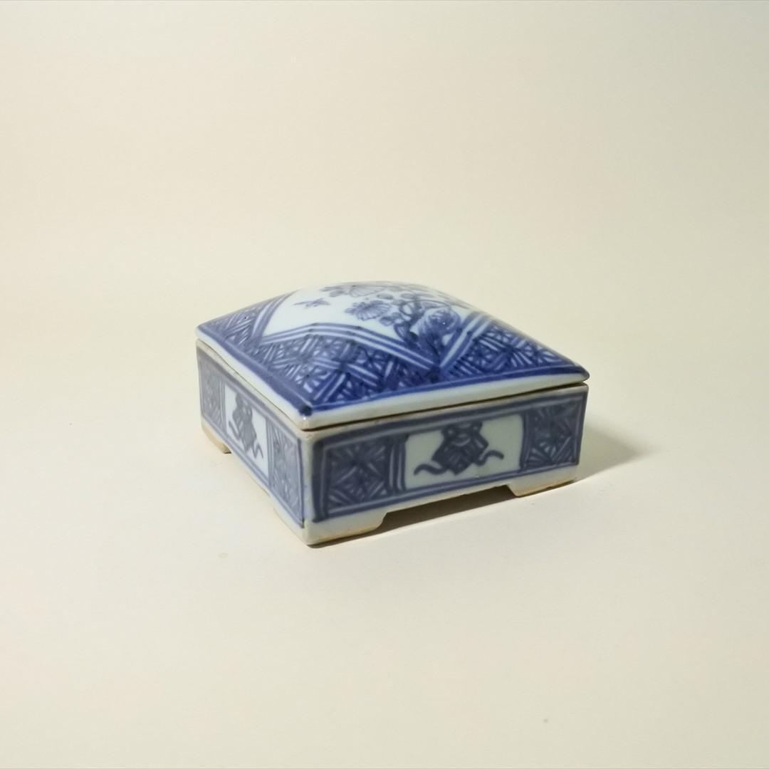 中国　清朝　染付　草花紋　角　香合　オブジェ　骨董品　アンティーク　d