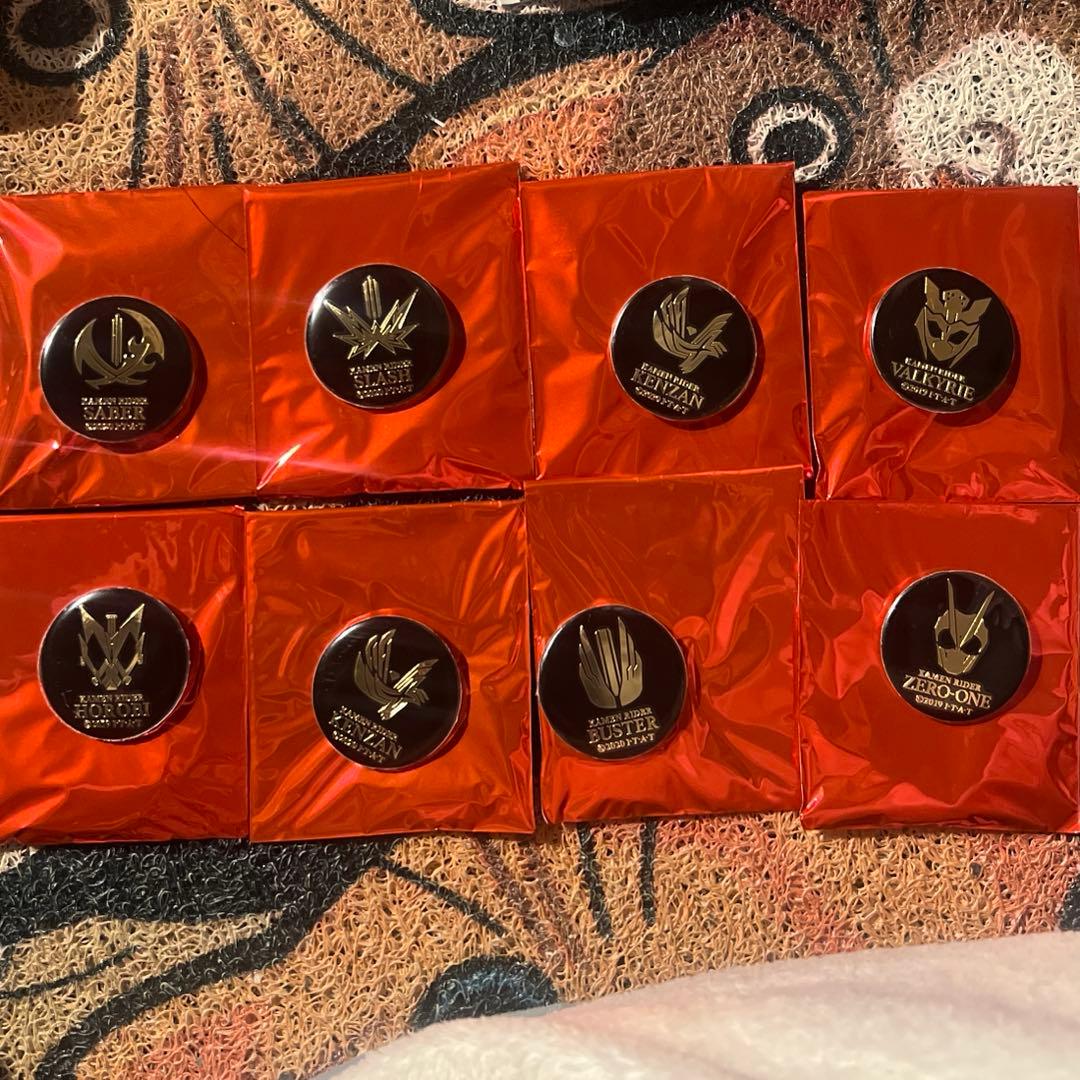 メタルバッジコレクション　仮面ライダーゼロワン＆仮面ライダーセイバー