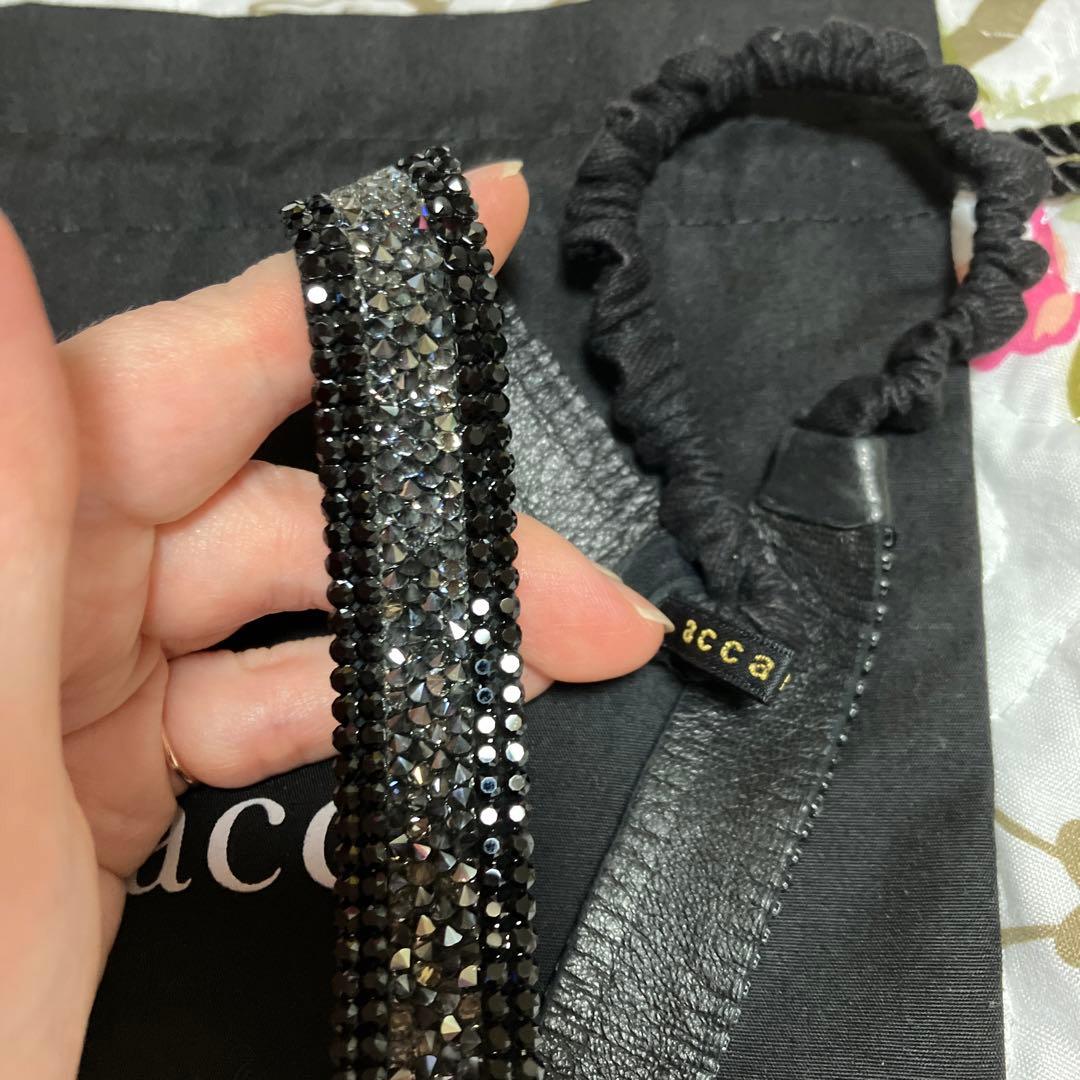 美品　アッカ　スワロフスキーヘアバンド