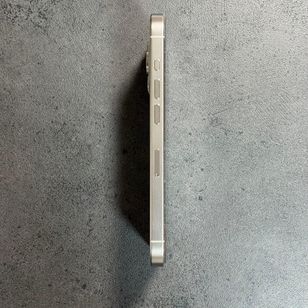 Apple iPhone 15 Pro 256GB ホワイトチタニウム　本体