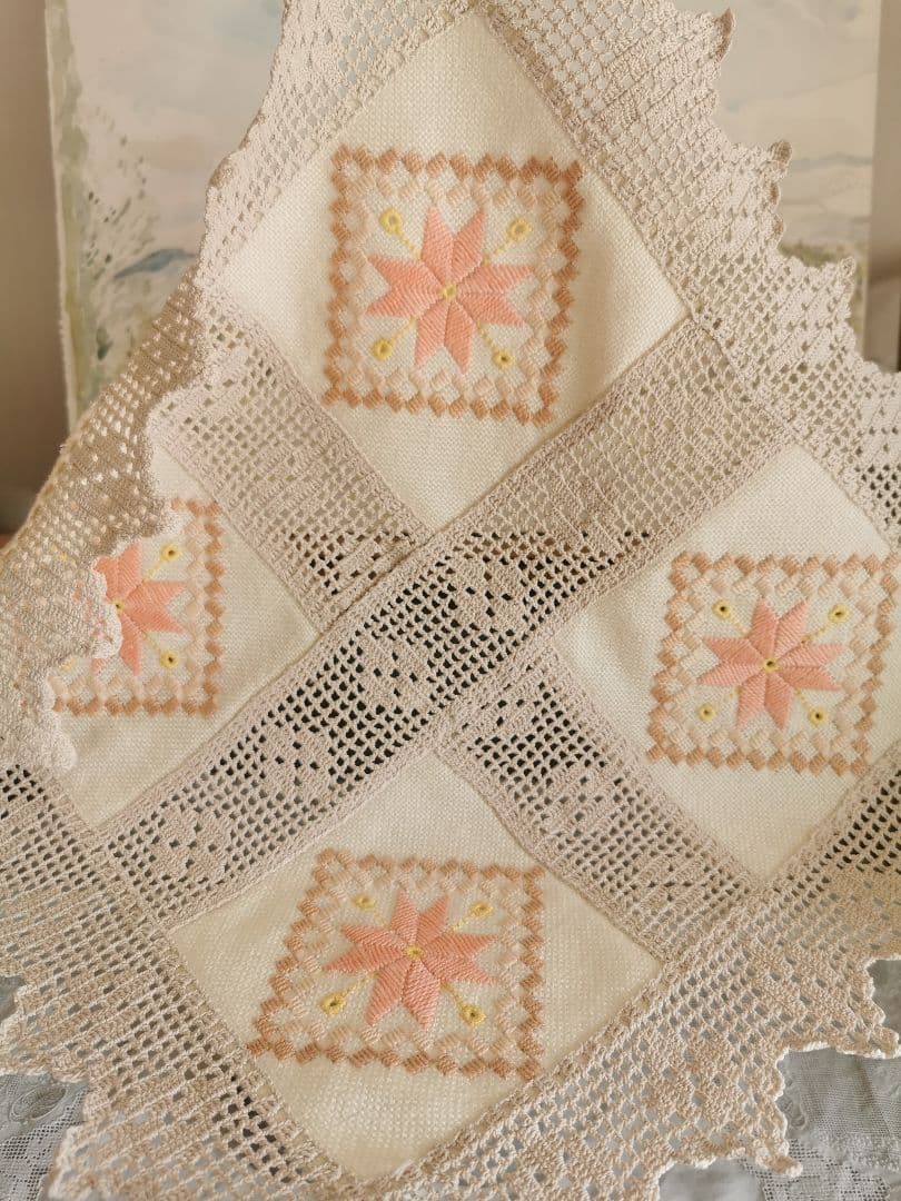 アンティーク北欧 コーラルピンクハーダンガー刺繍＆ベージュクロシェ編リネンクロス