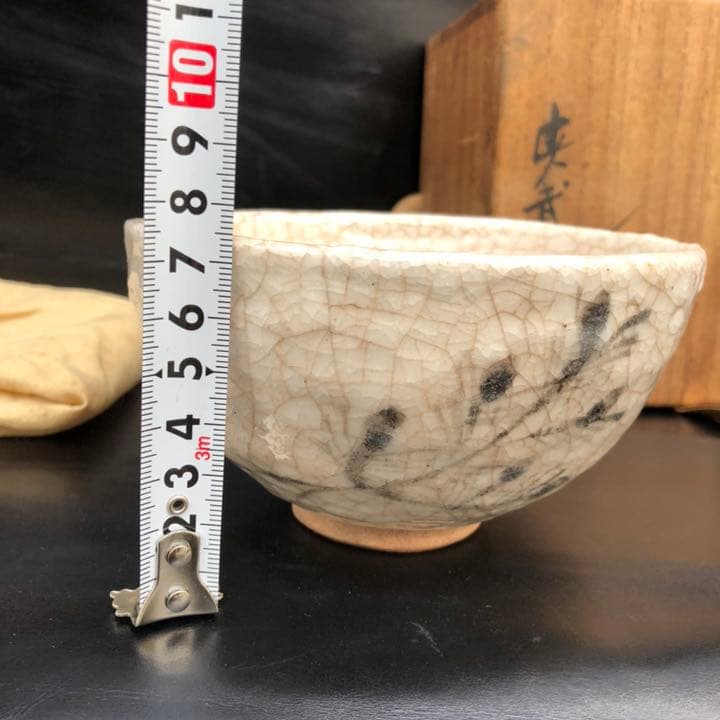 美しい古美術◼️蔵から枝振りの見事な松が描かれた抹茶茶碗が出てきました。茶道具