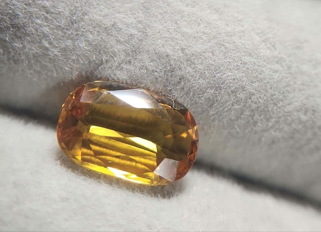 天然イエローサファイア 1.550ct