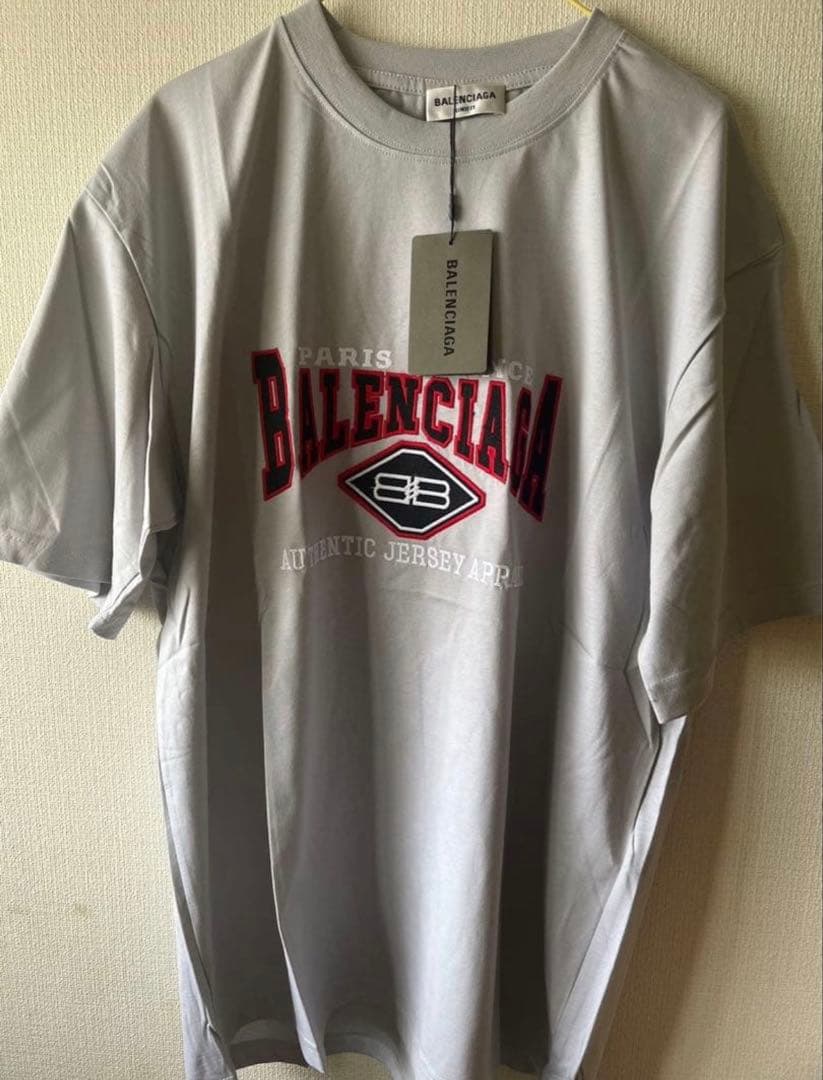 バレンシアガTシャツ コムドットやまと　TWICEモモ着用