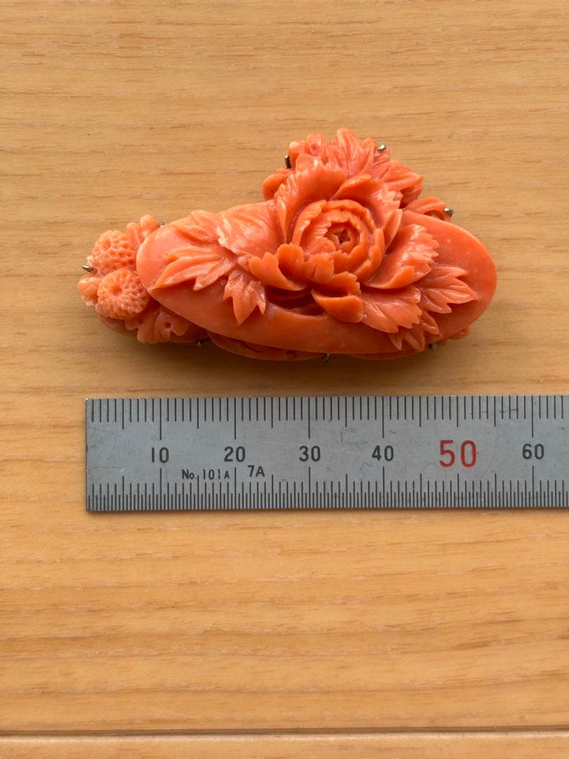アンティーク　赤サンゴ　本珊瑚　牡丹の花の彫刻　帯留め　19g