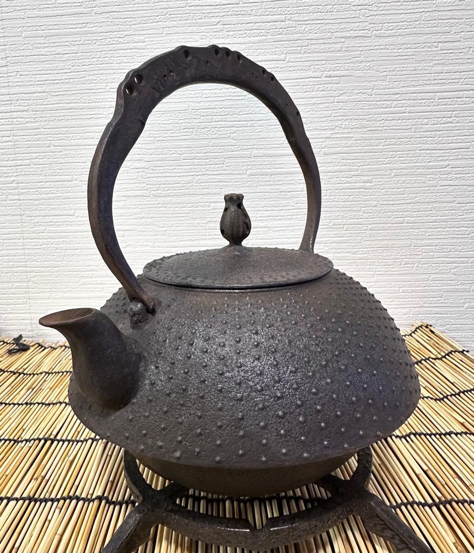 ＵＳＥＤ、美品　南部薫山工房１５型九重アラレ　南部鉄瓶　南部鉄器　鉄瓶