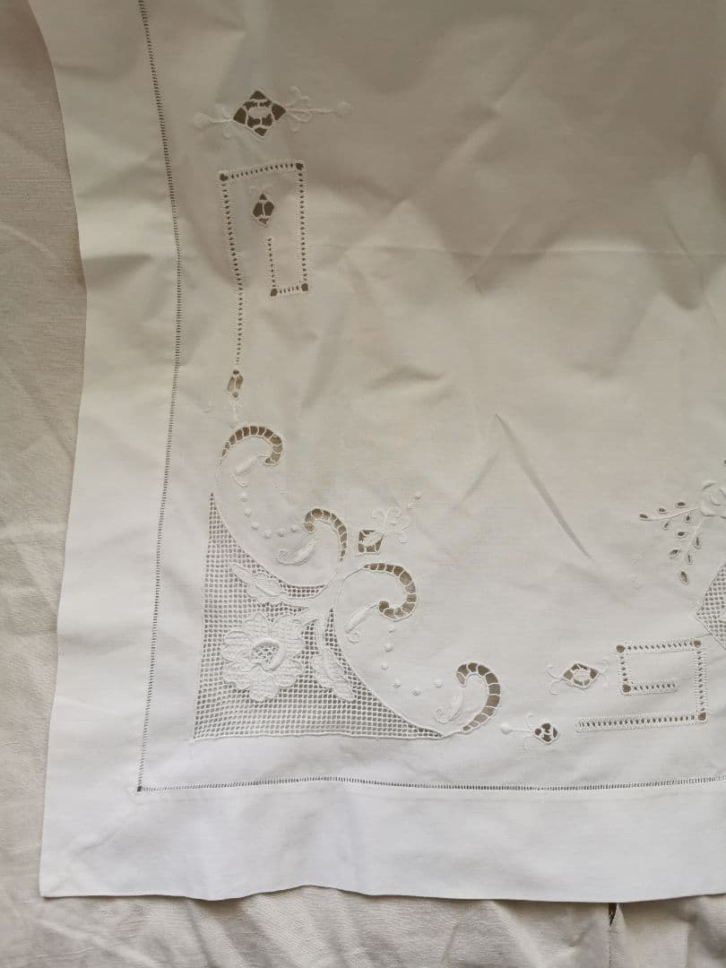 アンティークイタリア ニードルワーク刺繍 木登りのエンジェル リーフと天使クロス