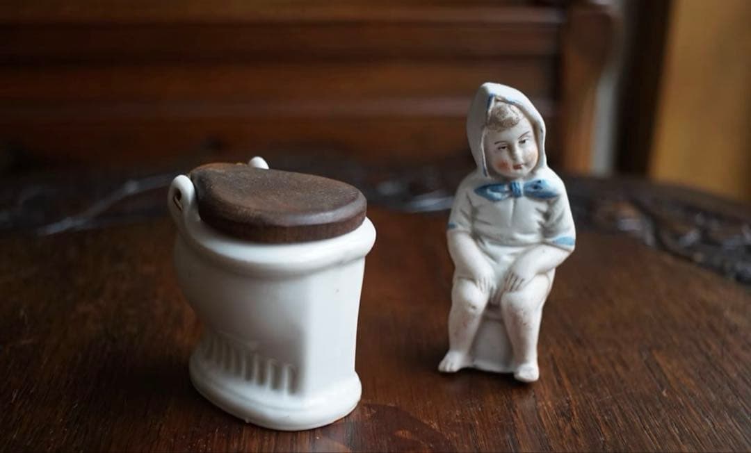 ドイツ　アンティーク　トイレ使っているビスクドール　チャイニーズトイレ　セット