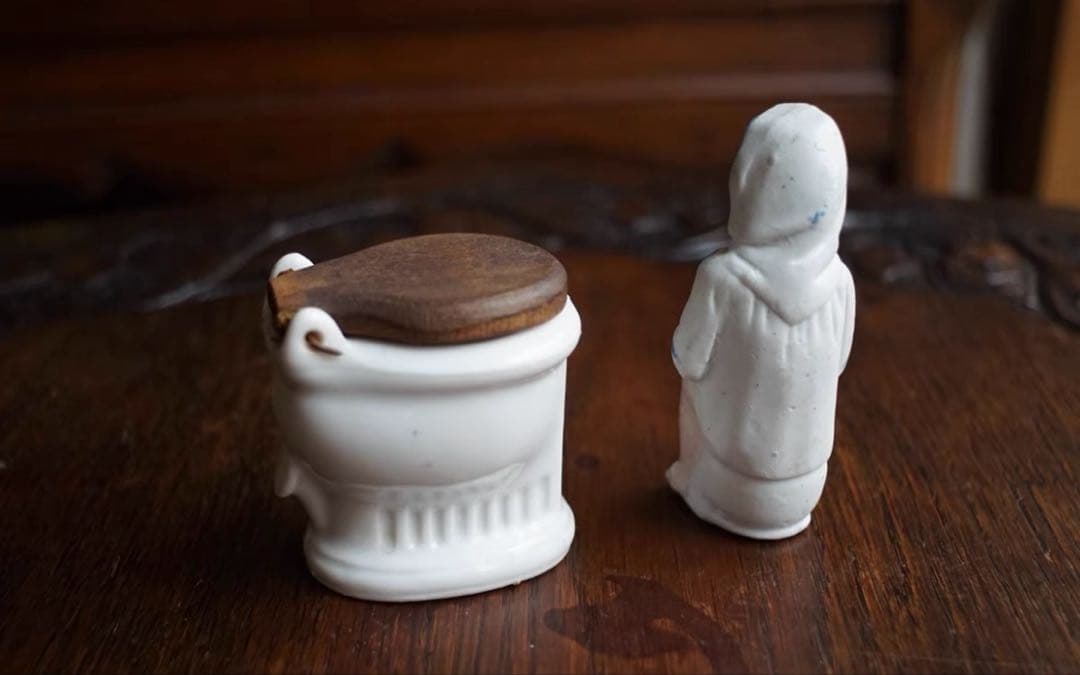 ドイツ　アンティーク　トイレ使っているビスクドール　チャイニーズトイレ　セット