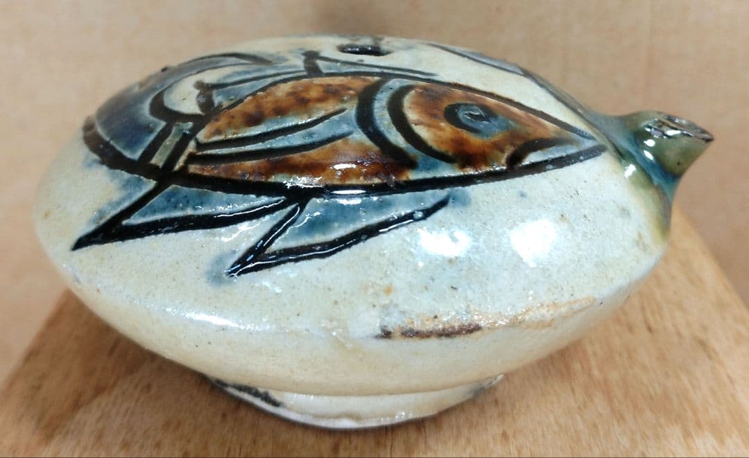 【本物保証】金城次郎 壷屋焼水滴 共箱 栞2 人間国宝 壺屋焼 魚紋水滴 美品