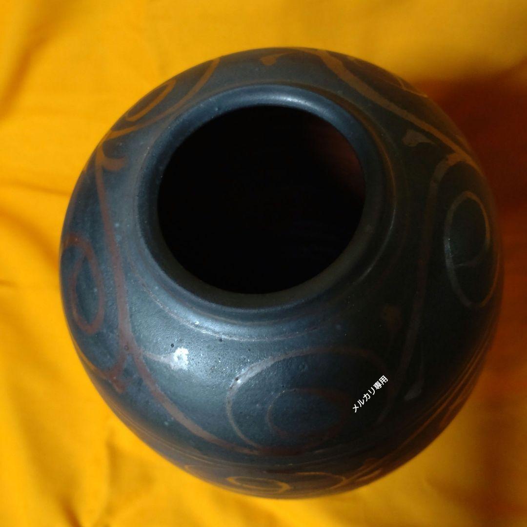 『関澤　武』作　鉄釉唐草文花瓶　花入　壺