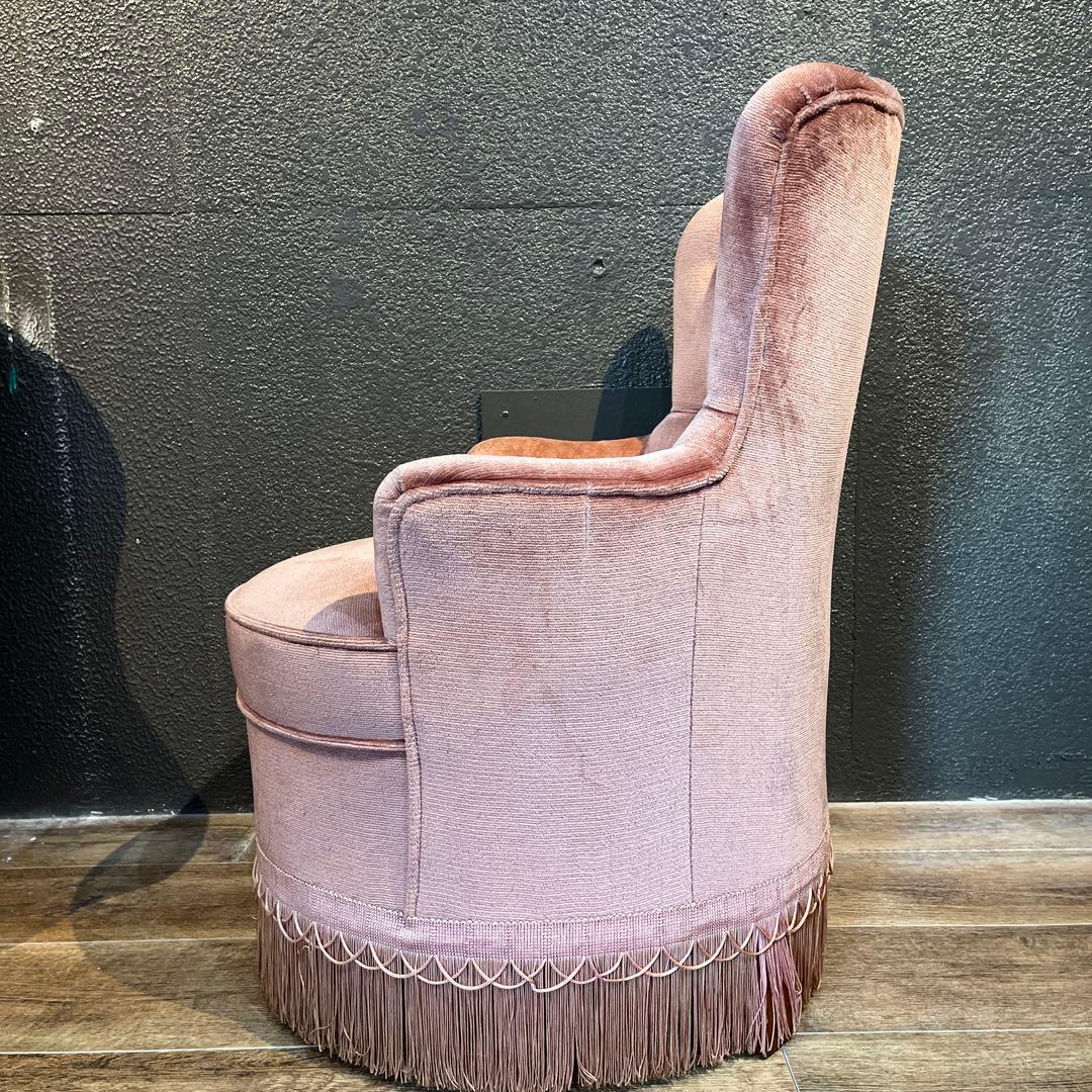 【ITページ 】ピンクのボタン留めアームチェア フリンジ付き／②