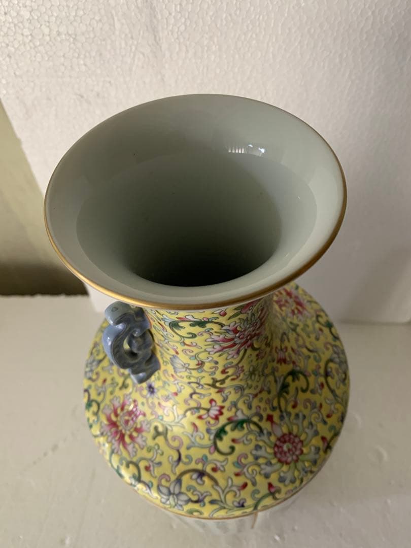 黄地粉彩纏枝蓮瓜菱開窓四季花題詩双耳賞瓶 清乾隆年製款 陶磁器 花瓶