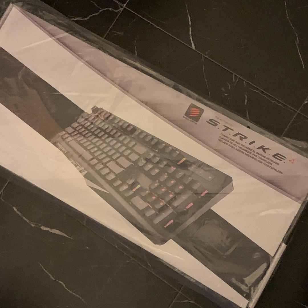 Mad Catz■S.T.R.I.K.E 4 メカニカルキーボード 英語配列 黒