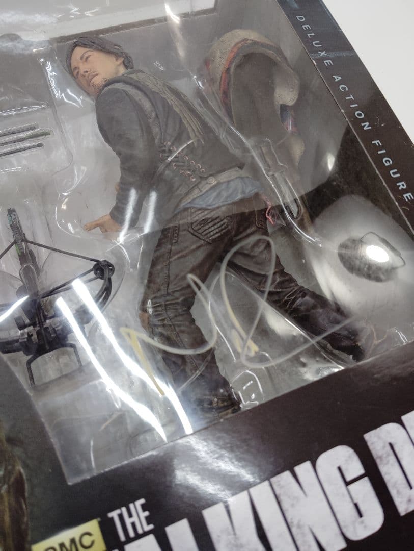 直筆サイン入りフィギュア ウォーキングデッド ダリル