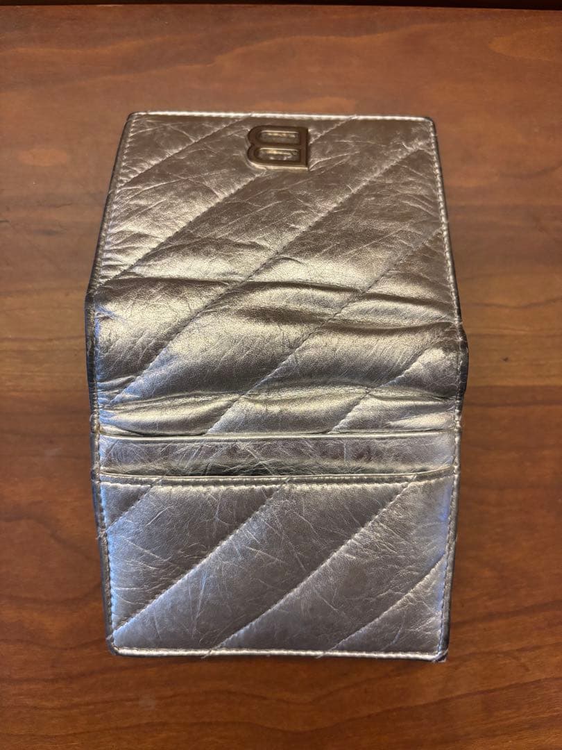 シルバー キルティング Bロゴ 二つ折り財布