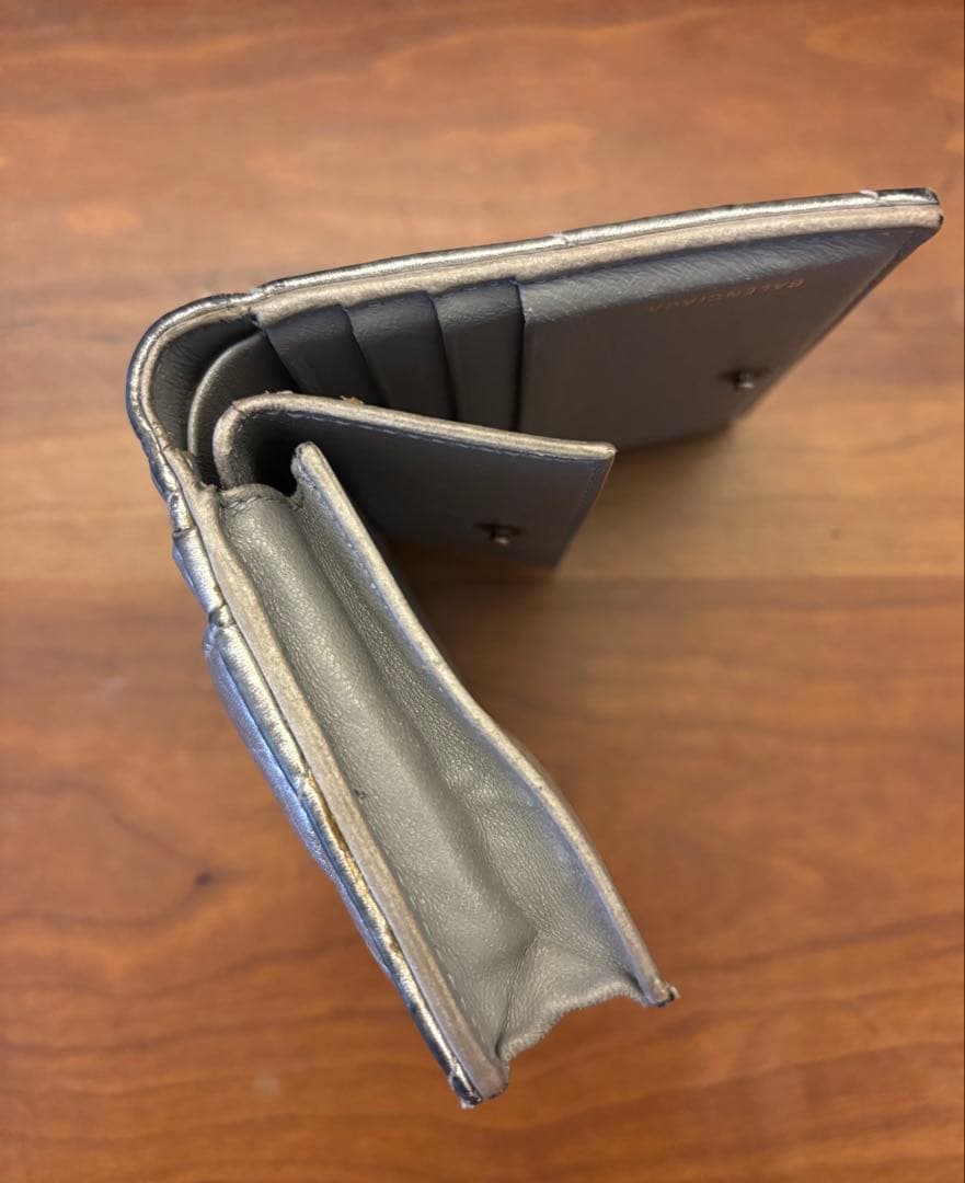 シルバー キルティング Bロゴ 二つ折り財布