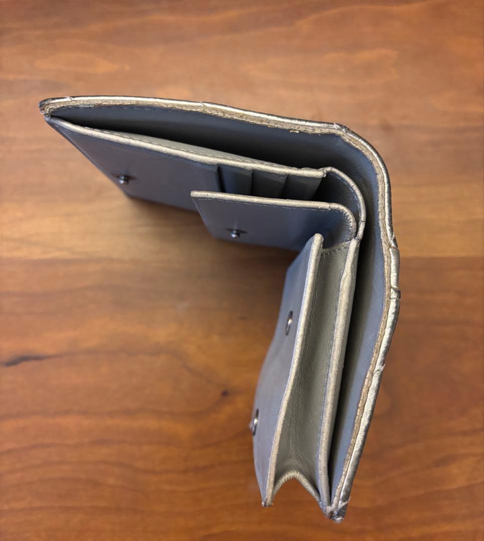 シルバー キルティング Bロゴ 二つ折り財布