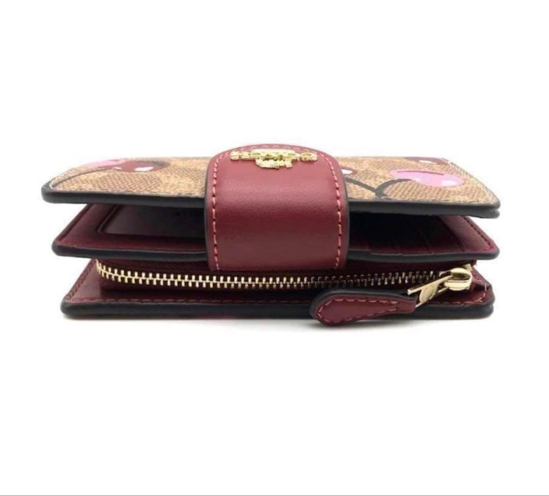 個数限定赤札coachコーチシグネチャーチェリープリントミディアム二つ折り財布