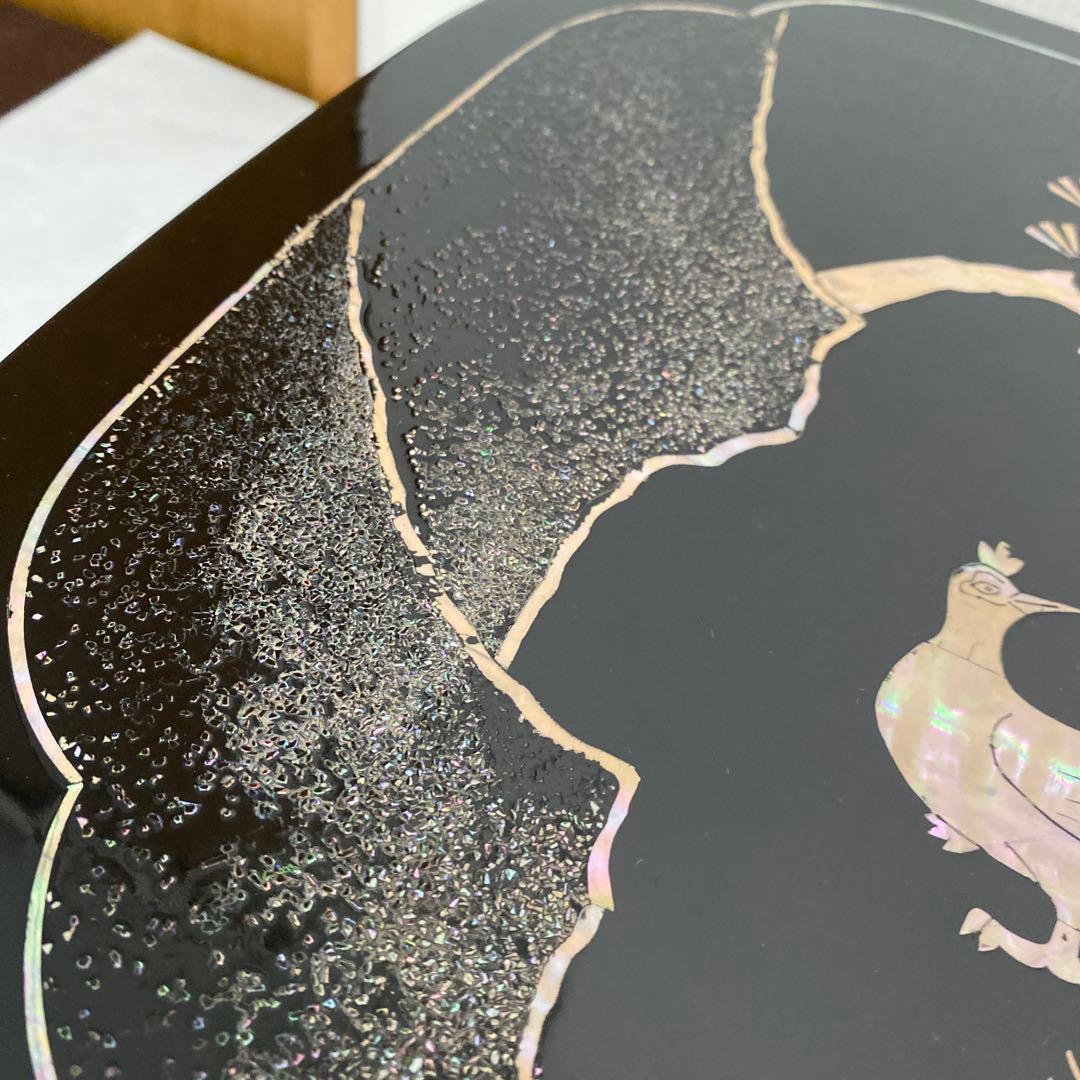 どっしりたとした台　孔雀貝模様