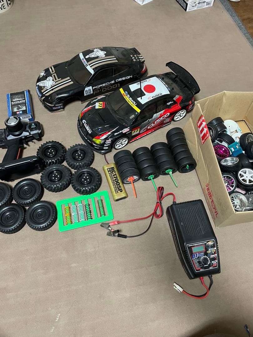 ラジコンカーとホイールセット
